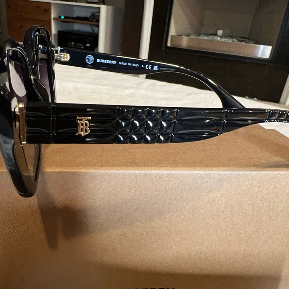 Burberry Authentic Black Sunglasses NWT All Inclusion - Picture 9 of 12